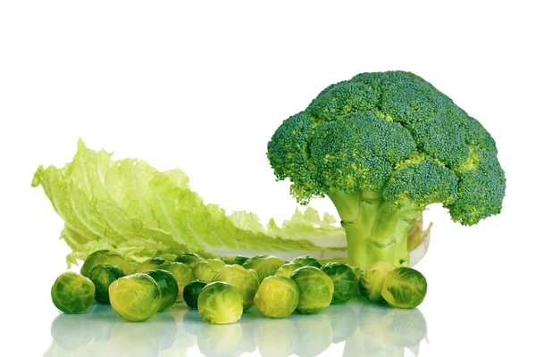 Frische Rosenkohl-Sprossen und Brokkoli isoliert auf weiß — Stockfoto