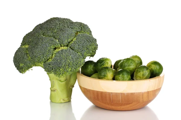 Ahşap kase ve üzerinde beyaz izole brokoli, Brüksel lahanası — Stok fotoğraf