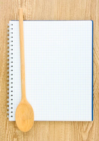 Offenes Kochbuch und Geschirr auf Holzgrund — Stockfoto