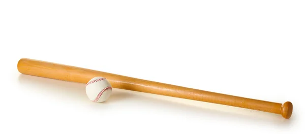 Bola de beisebol e morcego isolado no branco — Fotografia de Stock