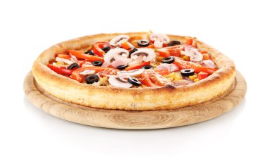 aromatik pizza üzerinde beyaz izole