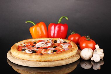 sebze ve mantar üstünde siyah izole aromatik pizza