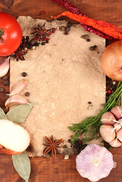 Oud papier voor recepten en specerijen op houten tafel — Stockfoto