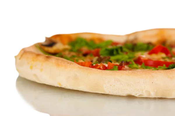 Deliziosa pizza con salsiccia e verdure isolate su bianco — Foto Stock