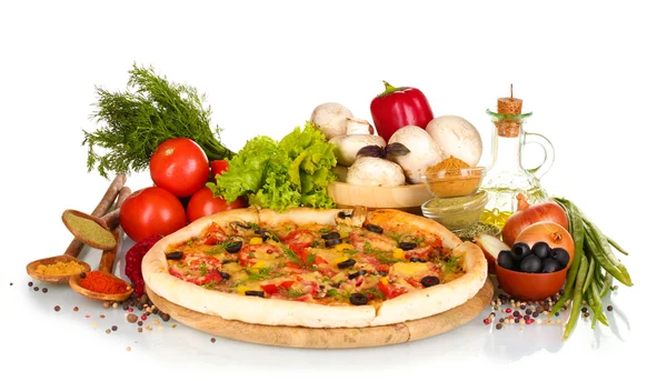Deliciosa pizza sobre tabla de madera, verduras, especias y aceite aislado en whi — Foto de Stock