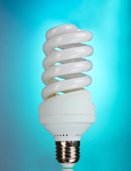 Energibesparing glödlampa på blå bakgrund — Stockfoto