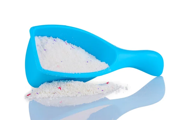 Mavi kapta deterjanlar, üzerinde beyaz izole — Stok fotoğraf