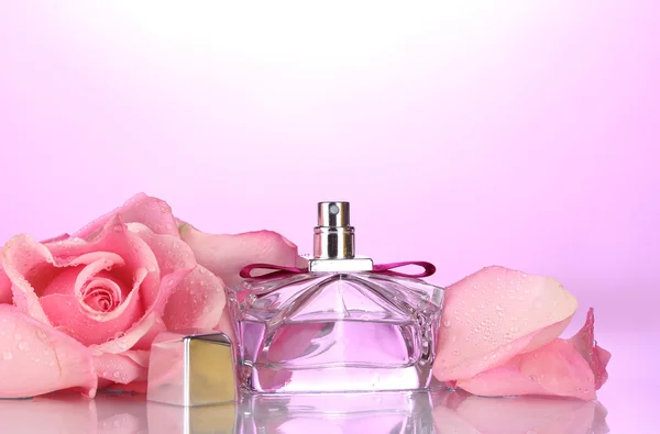 Parfumfles en roze rose op roze — Stockfoto