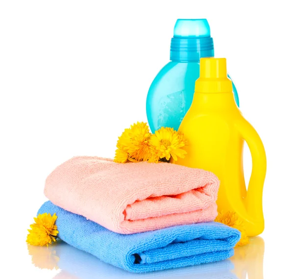 Handtuch und Reinigung isoliert auf weiß — Stockfoto