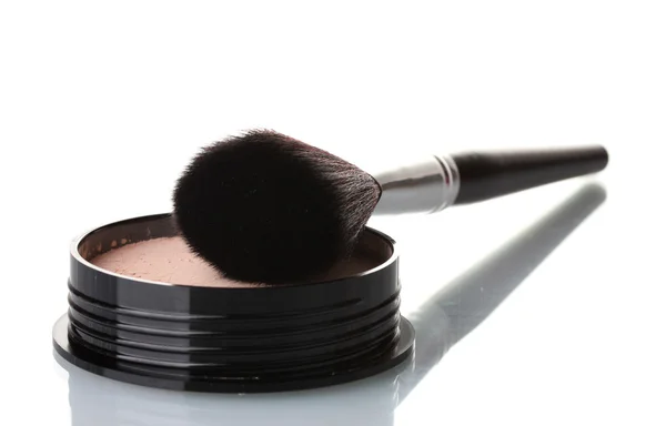 Close-up de pó facial e escova isolada em branco — Fotografia de Stock