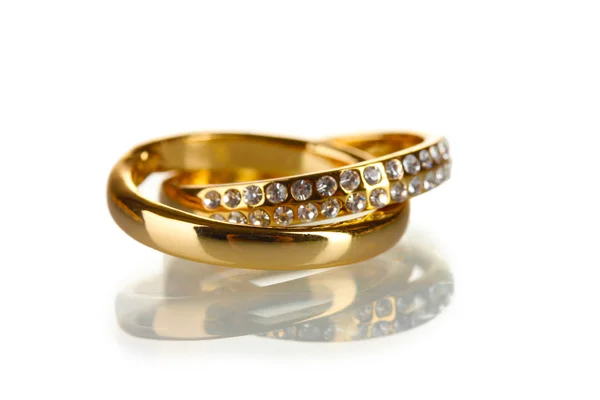 Złoty pierścień na białym tle — Zdjęcie stockowe