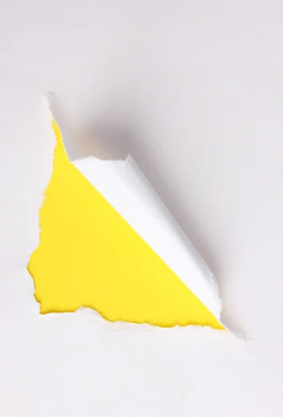 Порванная бумага с желтым фоном — стоковое фото