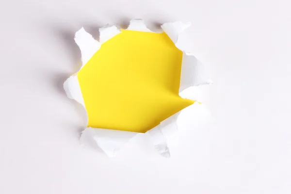 Papel rasgado com fundo amarelo — Fotografia de Stock