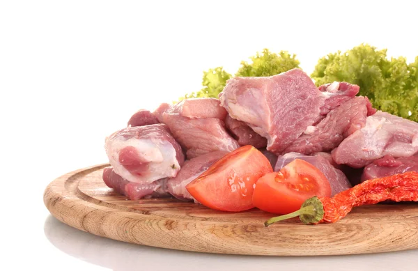 Κομμάτια από ωμό κρέας και λαχανικά για σανίδα που απομονώνονται σε λευκό — Φωτογραφία Αρχείου