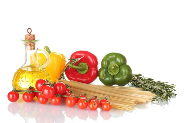 Špagety, sklenici ropy, rozmarýnu, papriky a rajčata Cherry izolované na wh — Stock fotografie