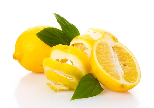 Limoni maturi con foglie isolate su bianco — Foto Stock