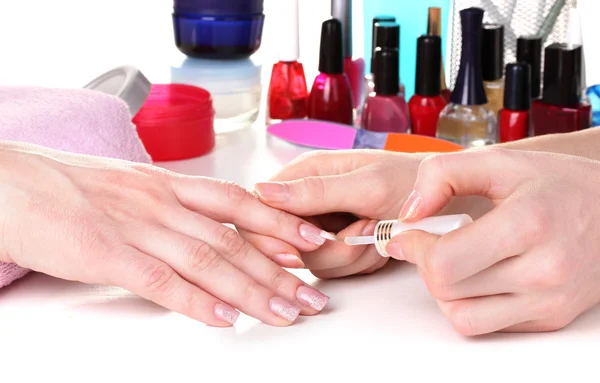 Proces w pięknym salonie manicure — Zdjęcie stockowe