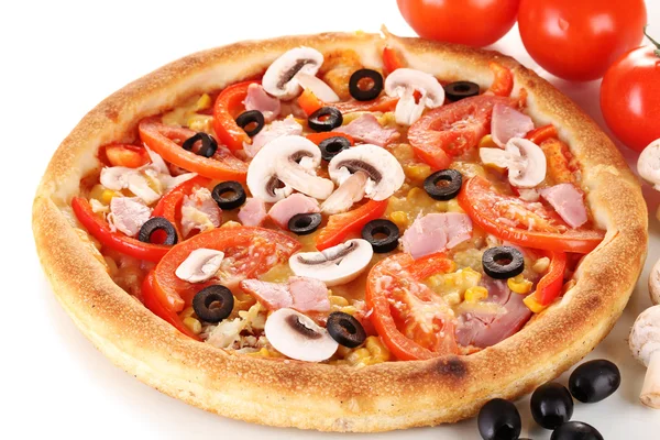 Aromatické pizza se zeleninou a houbami close-up izolované na bílém — Stock fotografie