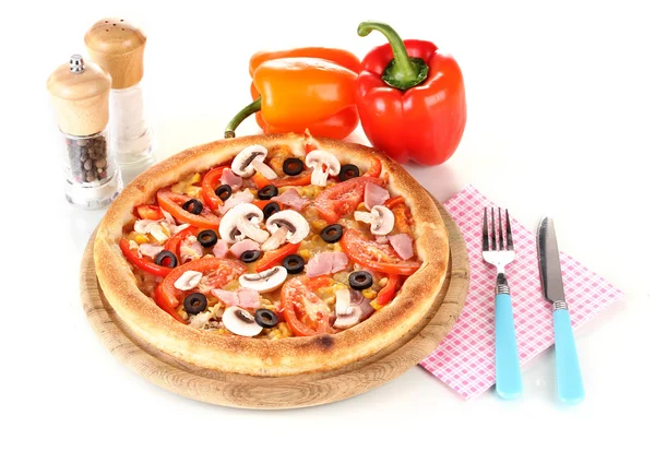 Aromatische pizza met groenten geïsoleerd op wit — Stockfoto