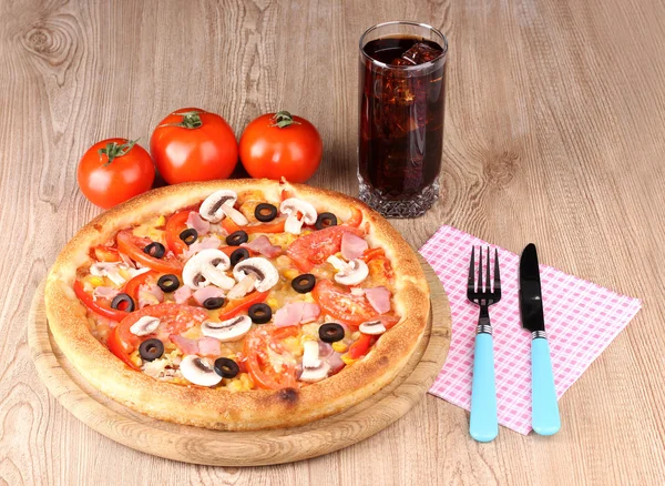 Pizza aromática e cola sobre fundo de madeira — Fotografia de Stock