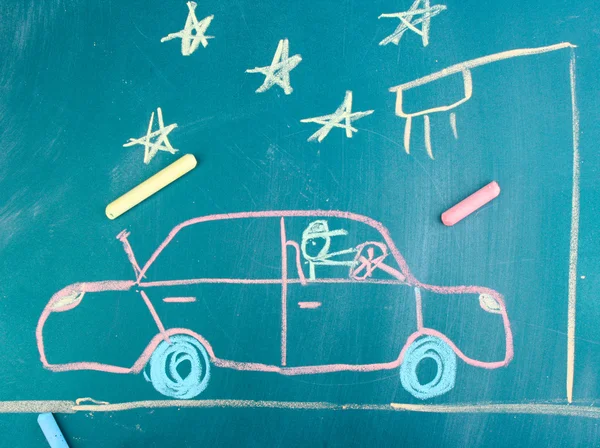 Auto op weg, kind de tekenen met krijt — Stockfoto