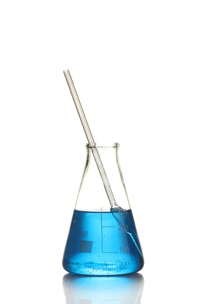 Reagenzglas mit blauer Flüssigkeit isoliert auf weiß — Stockfoto