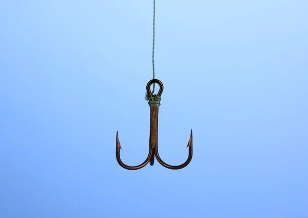 Gancho de peixe agudo no fundo azul — Fotografia de Stock