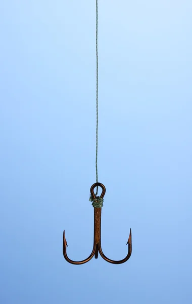 Gancio da pesca triplo su sfondo blu — Foto Stock