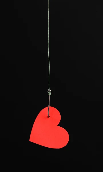 Καρδιά σε ψάρια γάντζο που απομονώνονται σε μαύρο — Φωτογραφία Αρχείου