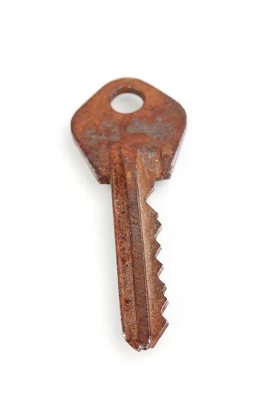 Металлический ключ изолирован на белом — стоковое фото