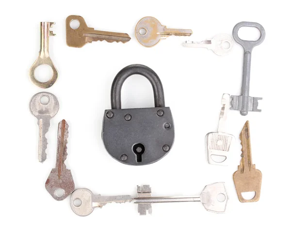 金属製のキーと白で隔離される南京錠 — ストック写真