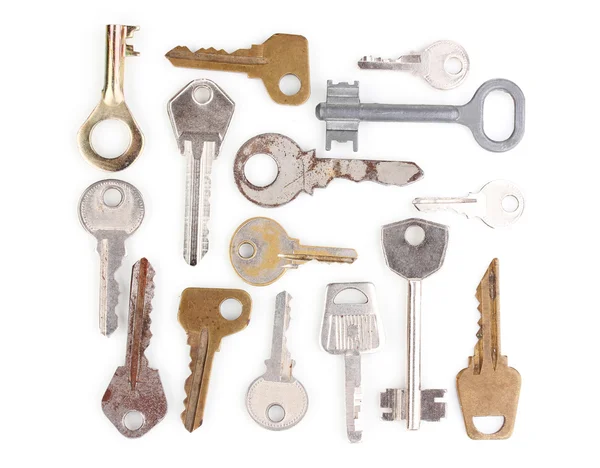 Muitas chaves de metal isoladas em branco — Fotografia de Stock