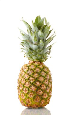 Beyaz üzerine izole edilmiş ananas