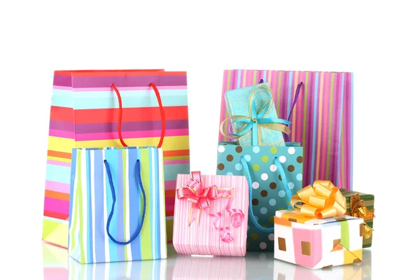 Helle Geschenktüten und Geschenke isoliert auf weiß — Stockfoto