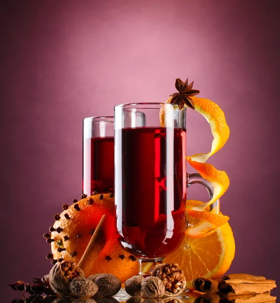 Gözlük, baharat ve turuncu mor zemin üzerinde mulled şarap — Stok fotoğraf