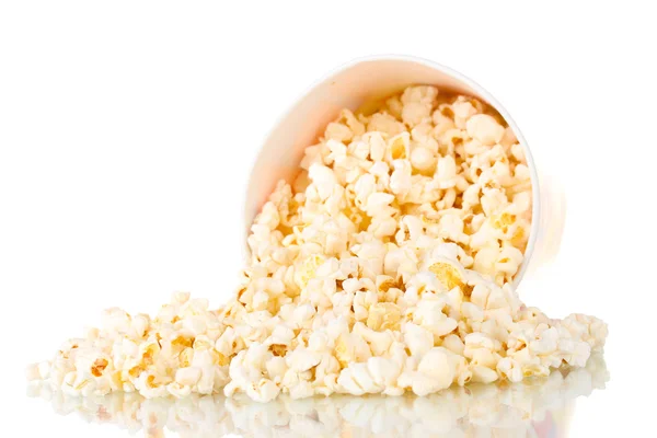 Full hink med popcorn tappade isolerad på vit — Stockfoto