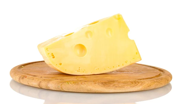 Cheese на деревянной доске изолированы на белом — стоковое фото