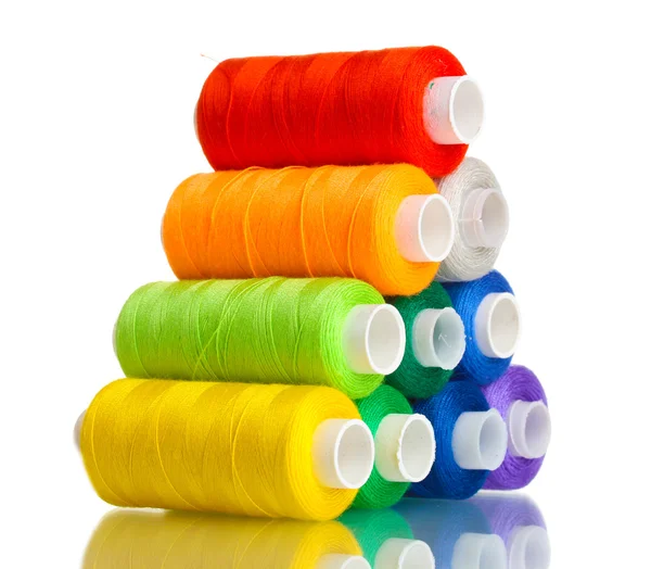 Pirâmide de bobinas de fios de muitas cores, isoladas a branco — Fotografia de Stock