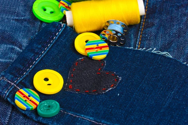 スレッドとボタンのクローズ アップとジーンズにハート形のパッチ — ストック写真