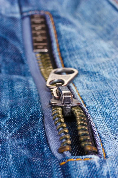 Fermeture éclair sur jeans foncés gros plan — Photo