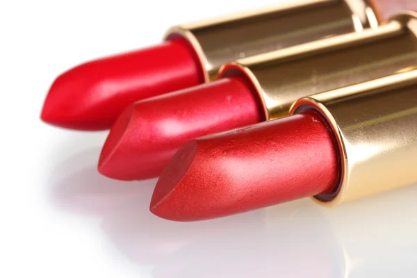 Hermosos lápices labiales rojos aislados en blanco —  Fotos de Stock