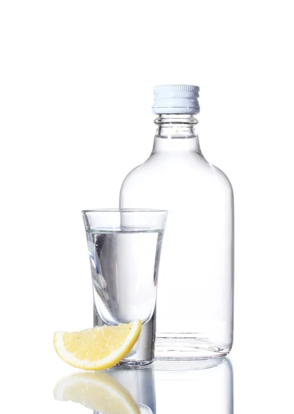 Garrafa de vodka e vinho com limão isolado em branco — Fotografia de Stock