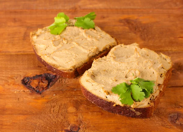 木製のテーブルの上のパンの新鮮なパテ — ストック写真
