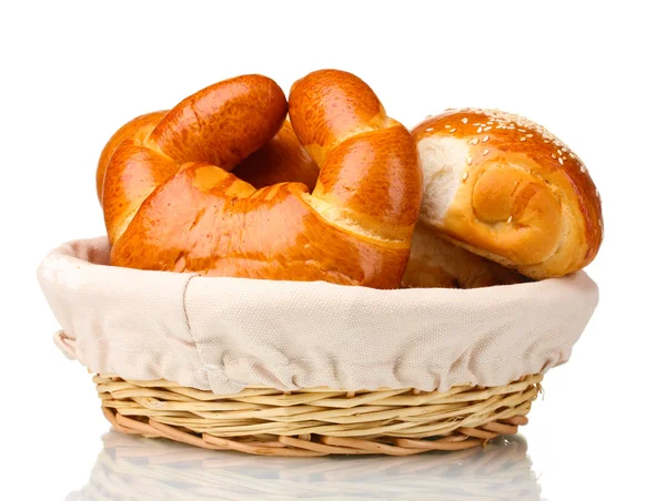 Pão assado em cesta isolado em branco — Fotografia de Stock