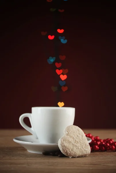 Tasse Kaffee auf Holztisch auf hellem Bokeh-Hintergrund — Stockfoto