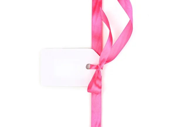Boş hediye etiketi üzerinde beyaz izole şerit ve pembe saten yayla — Stok fotoğraf