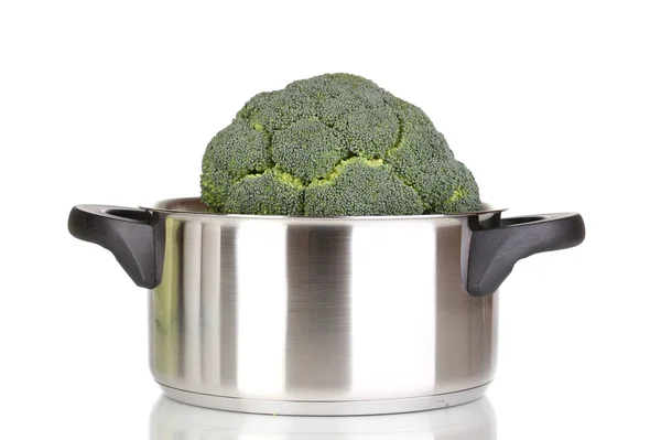 Brokoli segar dalam saucepan terisolasi pada putih — Stok Foto