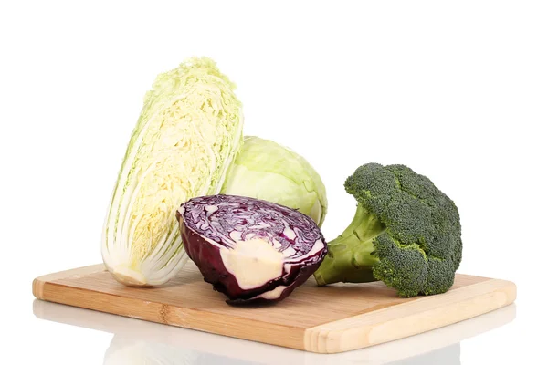 Kool en broccoli op houten snijplank geïsoleerd op wit — Stockfoto