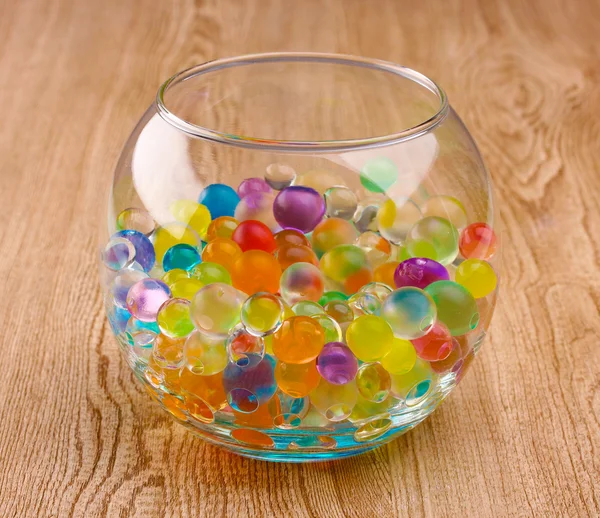 Farb-Hydrogel in der Vase auf Holzgrund — Stockfoto