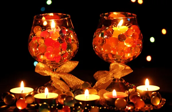 Wunderbare Komposition von Kerzen auf Holztisch auf hellem Hintergrund — Stockfoto
